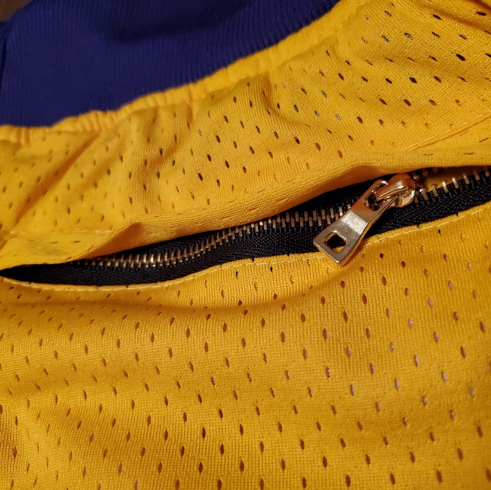 Los Angeles Lakers - Picture 2 of 7